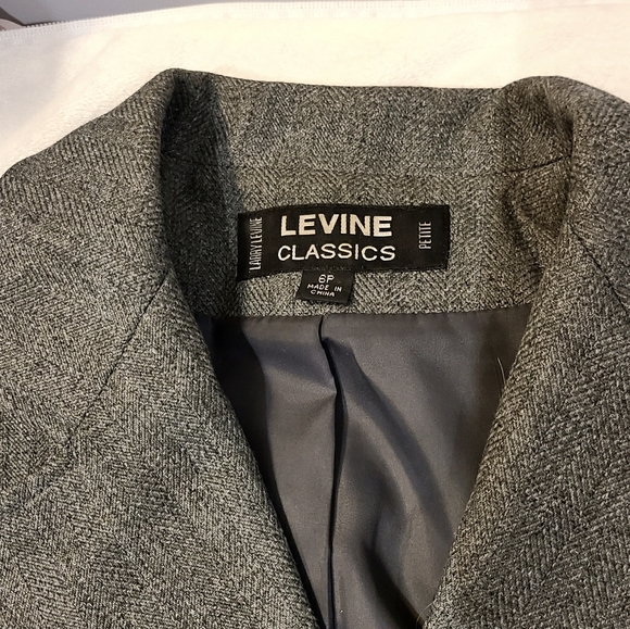 Skirt suit - Picture 1 of 3